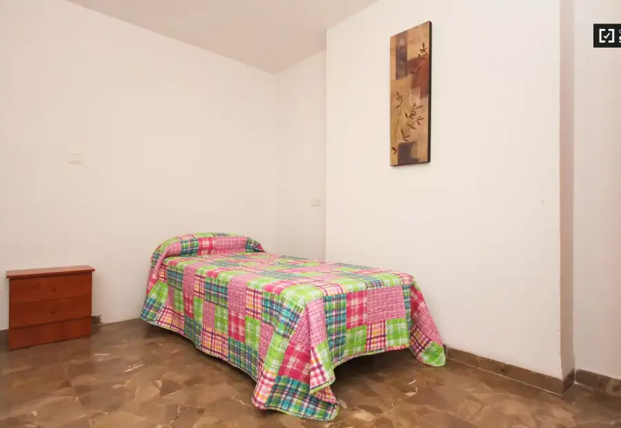 Habitación en un piso compartido de 6 habitaciones en alquiler en Plaza de Toros-Doctores-San Lázaro, ideal para mujeres. en Granada