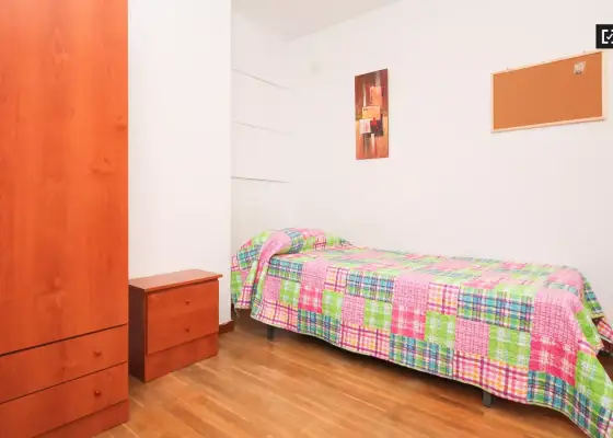 Habitación en un piso compartido de 6 habitaciones en alquiler en Plaza de Toros-Doctores-San Lázaro, ideal para mujeres. en Granada