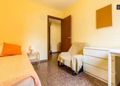 Habitación exterior con armario independiente en un apartamento de 5 dormitorios, Algirós en Valencia