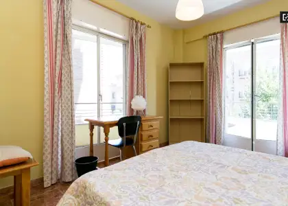 Habitación exterior con escritorio en un apartamento de 4 dormitorios, Realejo en Granada