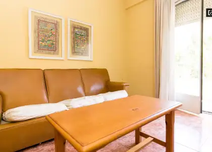 Habitación exterior con escritorio en un apartamento de 4 dormitorios, Realejo en Granada