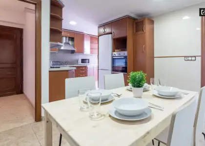 Habitación ordenada en un apartamento de 5 dormitorios en Camins al Grau en Valencia