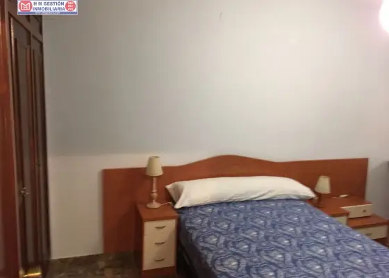 Piso amueblado en el CENTRO, con CALEFACCIÓN INCLUIDA en el precio. 2 dormitorios, baño completo, amplio salón comedor, cocina independiente con lavadero/terraza. En edificio con ASCENSOR. PRECIO N en Ciudad Real