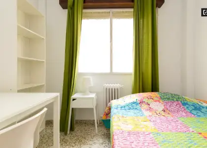 Se alquila habitación en piso compartido de 4 habitaciones en Camino de Ronda, perfecta para profesionales o estudiantes. en Granada