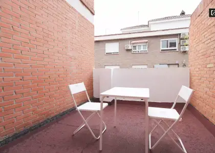 Se alquila habitación en piso compartido de 4 habitaciones en Camino de Ronda, perfecta para profesionales o estudiantes. en Granada