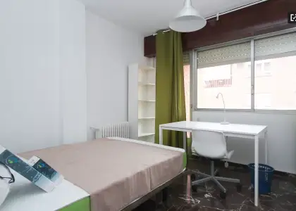 Se alquila habitación en piso compartido de 4 habitaciones en Camino de Ronda, perfecta para profesionales o estudiantes. en Granada