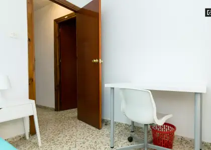 Se alquila habitación en piso compartido de 5 habitaciones en Camino de Ronda, profesionales y estudiantes. en Granada