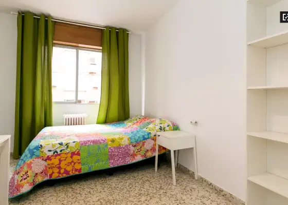 Se alquila habitación en piso compartido de 5 habitaciones en Camino de Ronda, profesionales y estudiantes. en Granada