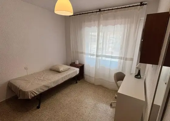 Se alquila habitación en piso compartido de 5 habitaciones en Camino de Ronda en Granada