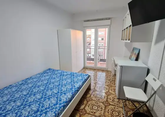 Se alquila habitación en piso compartido de 5 habitaciones en Zaragoza, solo estudiantes