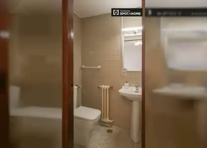 Se alquila habitación en piso de 7 habitaciones en Chamartín, Madrid en Madrid