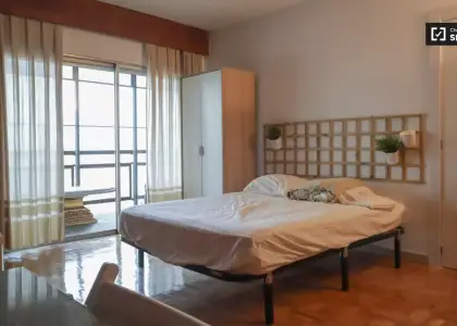 Se alquila habitación en piso de 7 habitaciones en Chamartín, Madrid en Madrid