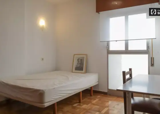 Se alquila habitación en piso de 7 habitaciones en Chamartín, Madrid