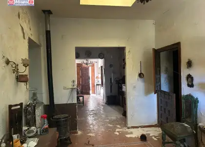 Se vende casa para reforma íntegra con salida a dos calles, amplio patio, 3 dormitorios y tres baños en Quero