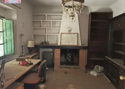 Se vende casa para reforma íntegra con salida a dos calles, amplio patio, 3 dormitorios y tres baños en Quero